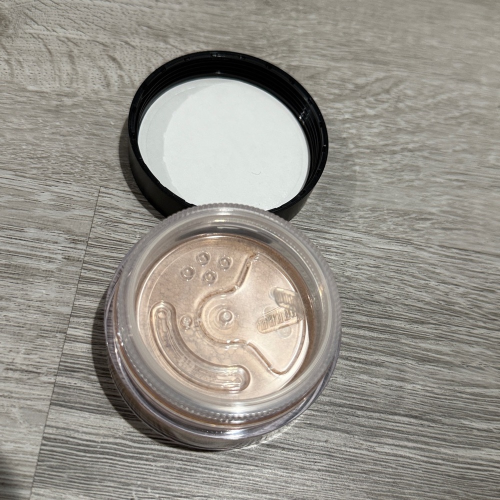 Loose Powder Foundation - Picture 2 of 3